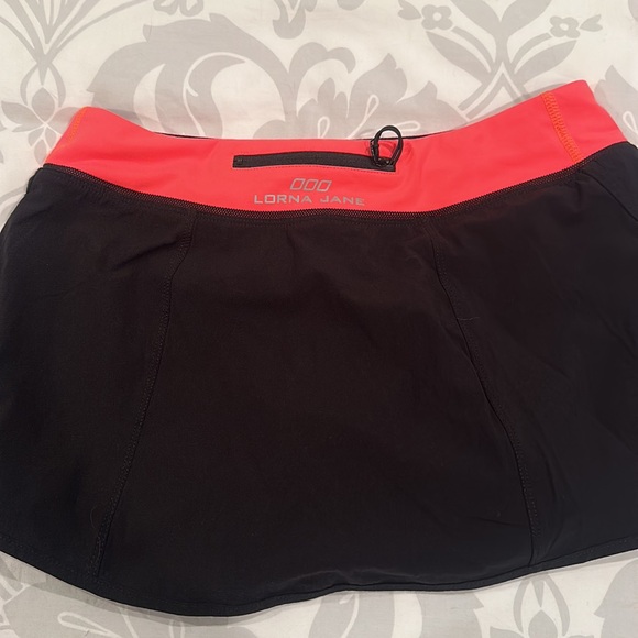 LORNA JANE ATHLETIC SKORT SIZE MEDIUM - Picture 3 of 3